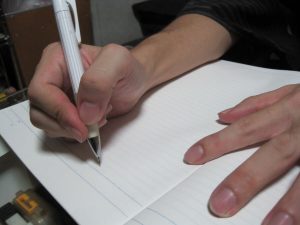 ノートに書き込む様子