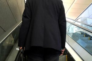 スーツを着た男性