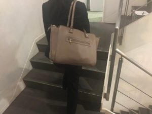 鞄を持つ女性
