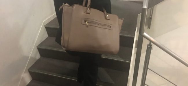 鞄を持つ女性