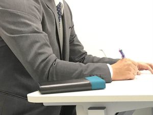 メモを取る男性