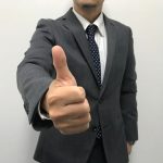 男性が手を差し出している様子