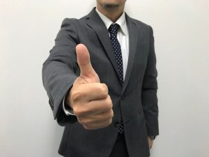 男性が手を差し出している様子