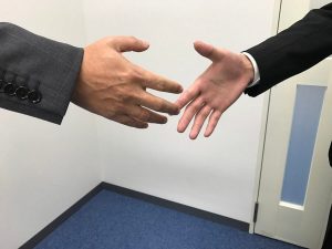 握手する瞬間