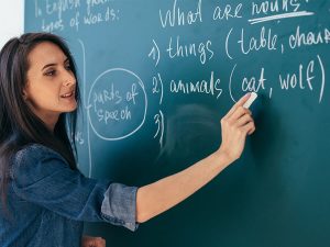 英語を教える講師
